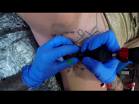❤️ tattooed ທີ່ສຸດ Hottie Sully Savage ໄດ້ຮັບ tattoo ສຸດ clitoris ຂອງນາງ ❤️  ເພດ ຢູ່ຄອມ lo.nicepornphotos.ru ❌️